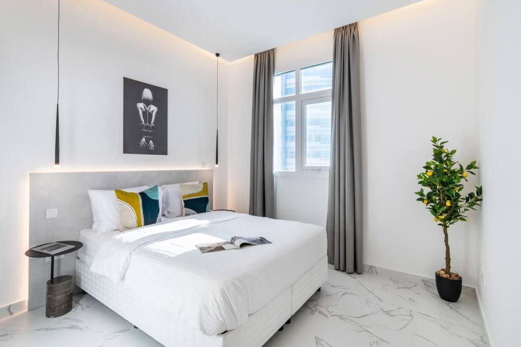 First Class Stylish 4br Marina W Pool, Gym, Walk To Metro Apartment Dubai