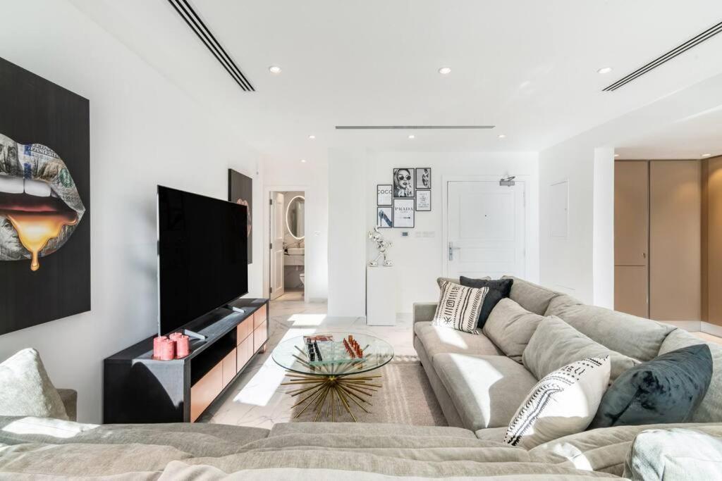First Class Stylish 4br Marina W Pool, Gym, Walk To Metro Apartment