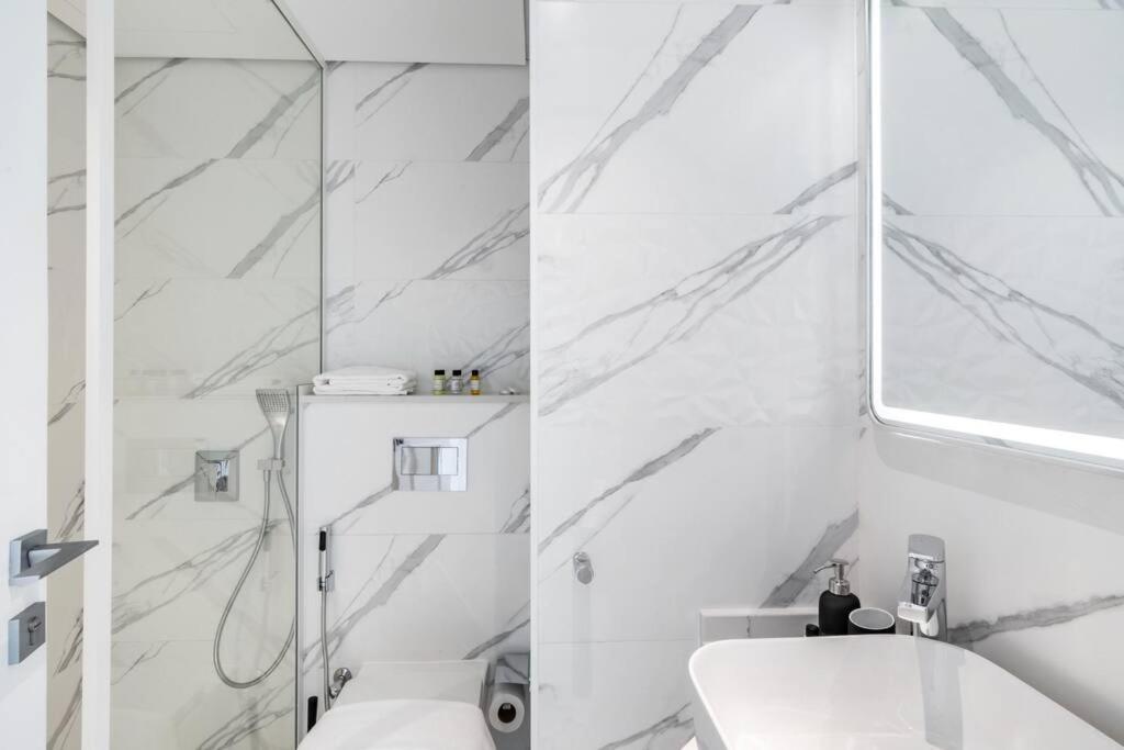 First Class Stylish 4br Marina W Pool, Gym, Walk To Metro *
