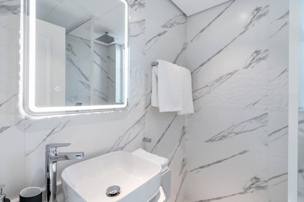 Apartment First Class Stylish 4br Marina W Pool, Gym, Walk To Metro